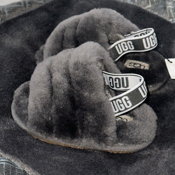 Baby Uggs Fluff Slide Slipper with a small blanket - Picture 3 of 5